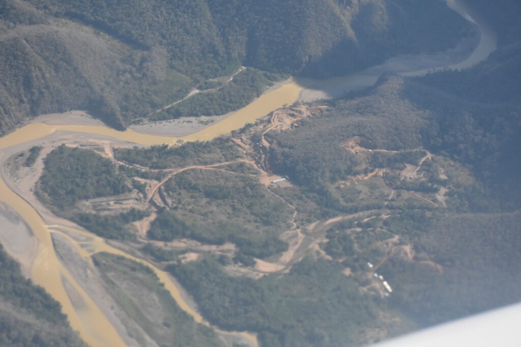 Ministro Verifica Explotación Ilegal De Oro En El Norte De La Paz Y Ministro Verifica Explotación Ilegal De Oro En El Norte De La Paz Y